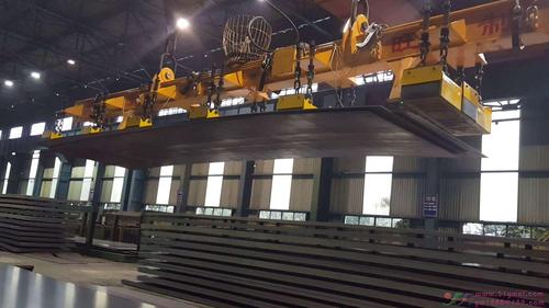 一排七头电永磁铁流水线吊运钢板